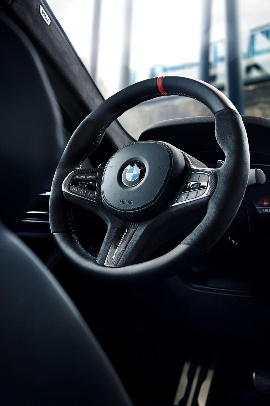 Детали интерьера BMW 540i M Performance Accessories (G30) 2020 года  (фото 23 из 29)